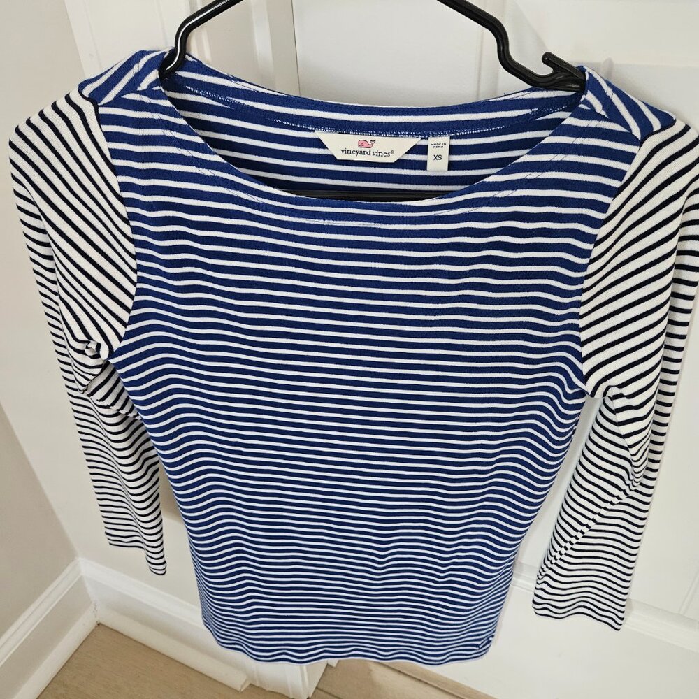 Vineyard Vines blue & white striped t-shirt, like new condition XS